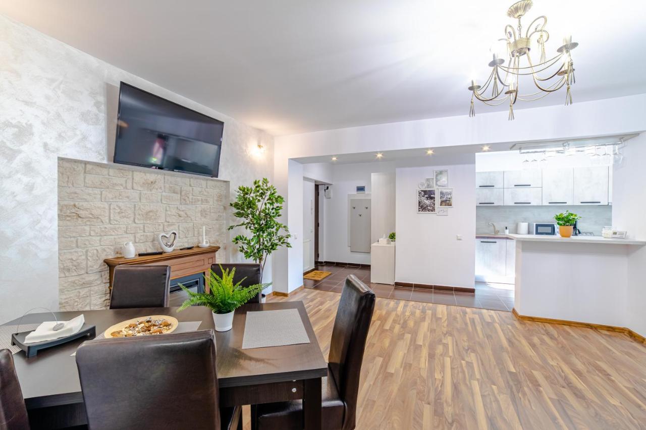 Mikras Luxury Apartment ซินายา ภายนอก รูปภาพ